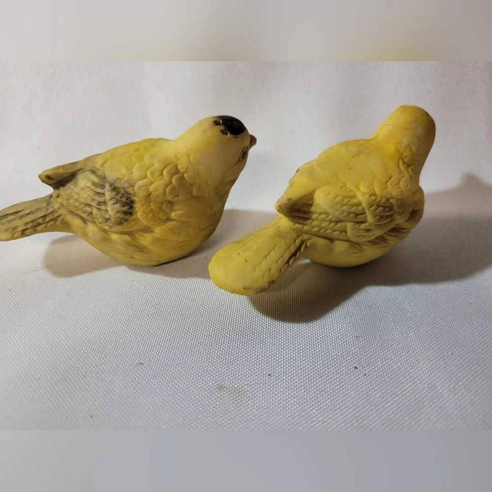 Vintage Yellow Bird Salt and Peppers Shakers (108)